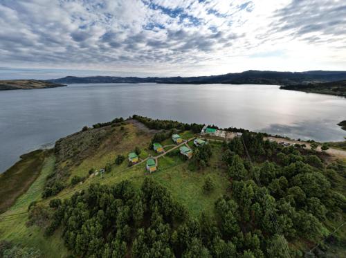 une île au milieu d'une masse d'eau dans l'établissement Reserva del Arrayan, à Tota