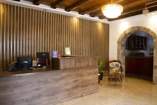 vestíbulo con pared de madera y recepción en Llamita Hotel-Huancayo, en Huancayo