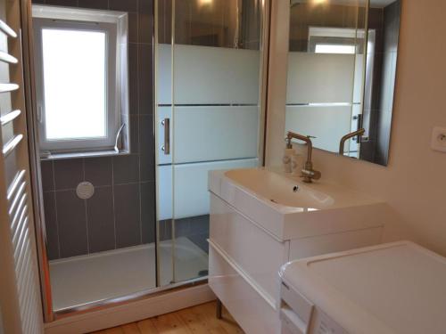 La salle de bains est pourvue d'une douche, d'un lavabo et d'un miroir. dans l'établissement Gîte Coulonges, 3 pièces, 4 personnes - FR-1-653-91, à Coulonges