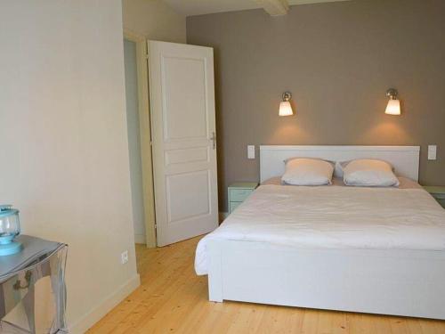 ein Schlafzimmer mit einem weißen Bett mit zwei Kissen in der Unterkunft Gîte Coulonges, 4 pièces, 6 personnes - FR-1-653-127 in Coulonges