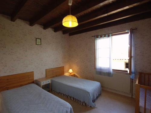 Posteľ alebo postele v izbe v ubytovaní Gîte Saint-Médard-en-Forez, 4 pièces, 6 personnes - FR-1-496-281
