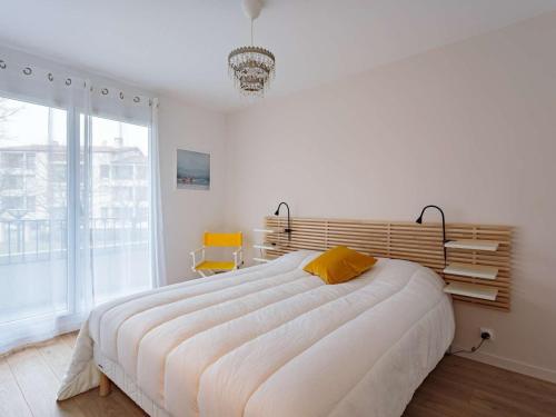 a white bedroom with a large bed and a window at Bel appartement rénové, calme, proche centre et plage, balcon, 2 chambres, commerces à 150m - FR-1-4-685 in Saint-Jean-de-Luz