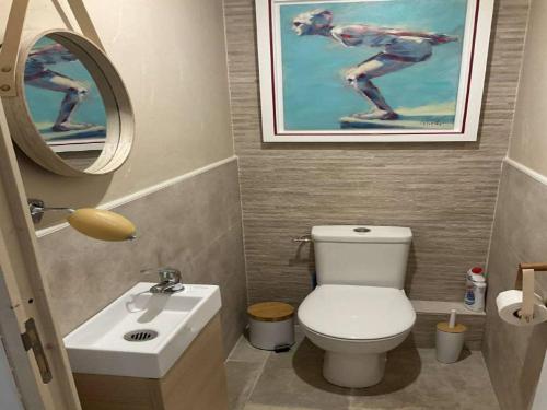 une salle de bain avec des toilettes blanches et un lavabo dans l'établissement Villa climatisée avec piscine, jardin et parking - 8 personnes, proche plage - FR-1-607-182, au Cap d'Agde