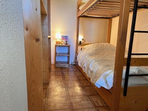 - une chambre avec des lits superposés et du parquet dans l'établissement Appartement à Risoul, balcon, 2 pièces, 6 couchages, parking, animaux admis - FR-1-330-572, à Risoul