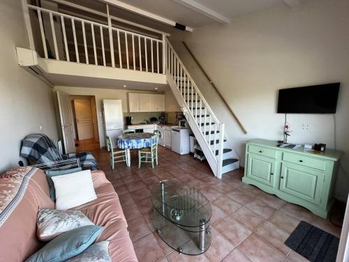 Photo de la galerie de l'établissement Appartement climatisé avec piscine et mezzanine, à 200m de la mer et commerces aux Issambres - FR-1-768-53, aux Issambres