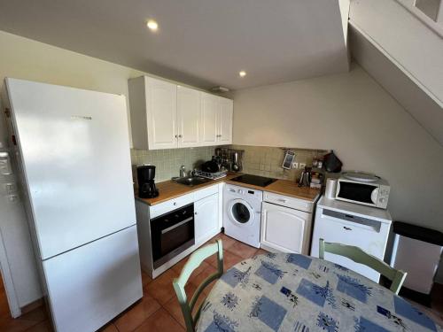 Photo de la galerie de l'établissement Appartement climatisé avec piscine et mezzanine, à 200m de la mer et commerces aux Issambres - FR-1-768-53, aux Issambres