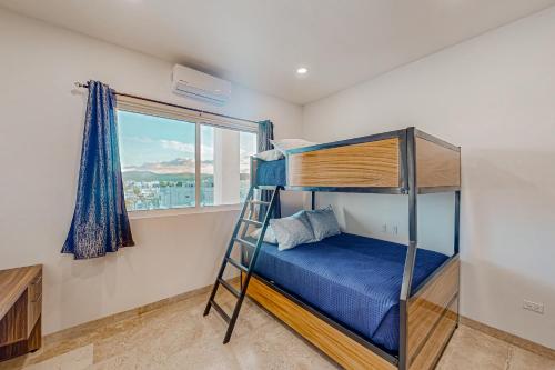 1 dormitorio con litera y ventana en Torres San Jose C25, en San José del Cabo