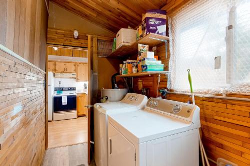 a kitchen with a washer and dryer in a cabin at Caribou Cabin in Munds Park