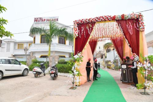 Panna młoda i pan młody idą do ołtarza na ślubie w obiekcie Hotel Pratap Palace w mieście Bharatpur