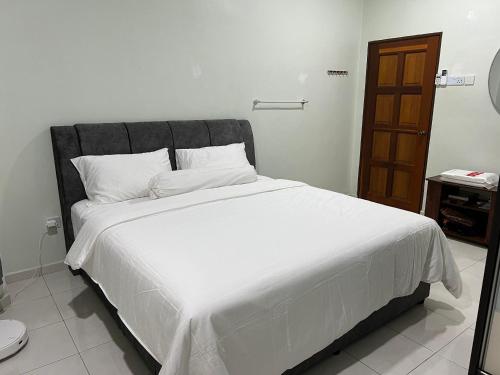 Кровать или кровати в номере Mutiara Villa Homestay - Comfort Away From Home