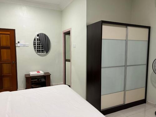 Кровать или кровати в номере Mutiara Villa Homestay - Comfort Away From Home