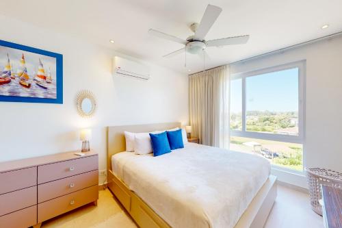 Un dormitorio con una cama grande y una ventana en Mistico Lakus 15C, en Playa Hermosa