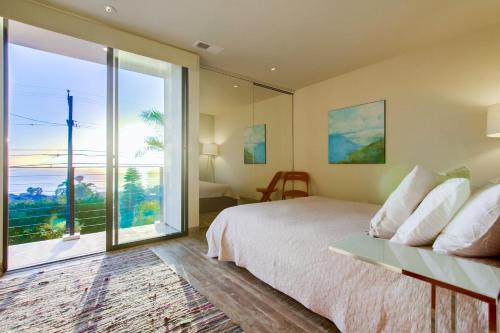 Säng eller sängar i ett rum på Sunset Cliffs Modern Luxury Estate w Ocean Views, Oversized Spa, AC, Yard!