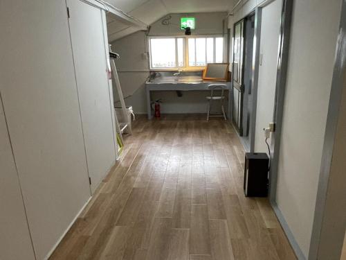小樽市にあるOtaru - House - Vacation STAY 15278のデスクが備わるウッドフロアの空き部屋です。