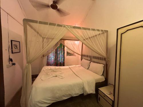 Postel nebo postele na pokoji v ubytování Ocean View Goan Beach House