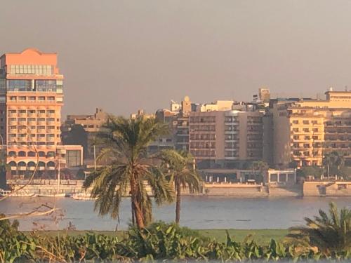 Al Aqālitah的住宿－Djorf apartments，享有河流和建筑的城市美景