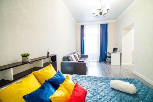 een slaapkamer met een bed met kleurrijke kussens erop bij AB Apart Business 35237 in Astana