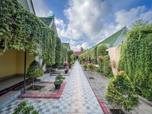 珀尼達島的住宿－Kesari Glory Nusa Penida by Pramana Villas，种有盆栽植物的庭院和小路