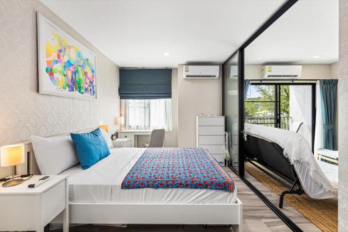 um quarto com uma cama, uma secretária e uma janela em Bright Apartment Close to Amazing Beach ! 39 Sqm em Nai Yang Beach