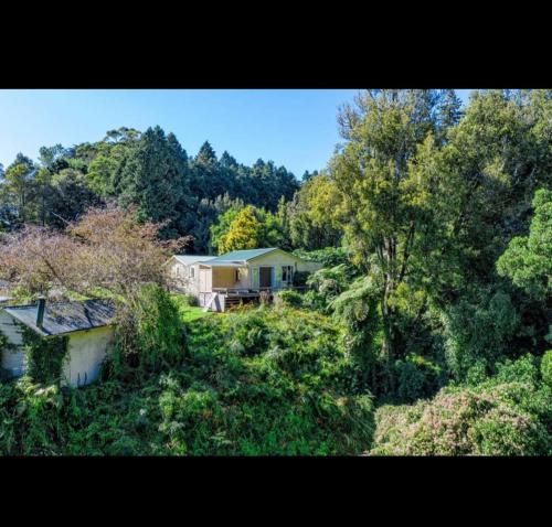een huis midden in een bos van bomen bij Morere cottage in Morere