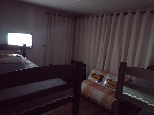 - une chambre avec un lit, une chaise et une fenêtre dans l'établissement Pesqueiro & Chácara Moenda, à Itapetininga