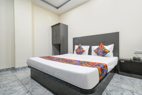 1 dormitorio con 1 cama grande en una habitación en FabHotel Shree Khatu Shyam Palace, en Indore