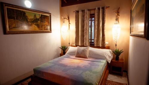 a bedroom with a bed and a picture on the wall at Tokoau Uta in Moorea