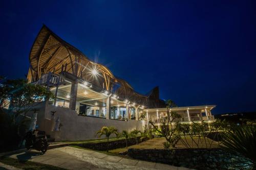 un edificio con luces encendidas por la noche en Nusa View, en Nusa Lembongan
