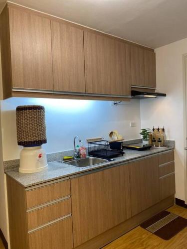 Η κουζίνα ή μικρή κουζίνα στο Jay's Condo @ Arrezo