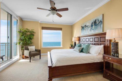een slaapkamer met een bed en een groot raam bij Beach Front Luxury, Amazing Views,150 - 5 Stars, 19th Floor- Indigo Condo in Pensacola