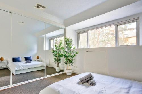 シドニーにあるSuperb 3 Bedroom Apartment Surry Hillsのベッドルーム1室(ベッド1台、大きな窓付)