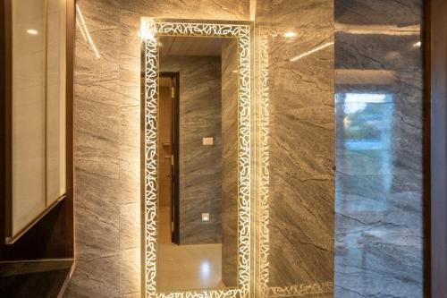 uno specchio d'oro su una parete in una stanza di HOTEL BLUE REGENT a Port Blair