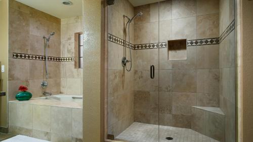 斯科茨代爾的住宿－Windrose 29 Night Minimum Stay，带浴缸和盥洗盆的淋浴浴室