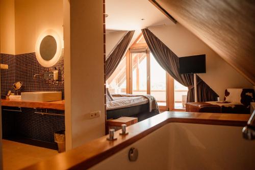 uma casa de banho com uma banheira e um lavatório num quarto em Głęboczek Vine Resort& Spa em Wielki Głęboczek