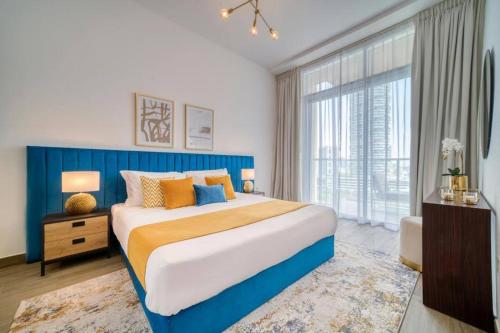 Postel nebo postele na pokoji v ubytování Cozy 1BR in new Dubai -Best Spot