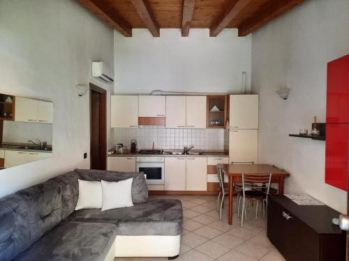 a living room with a couch and a table at La casa di Davide con giardino e garage in Verona