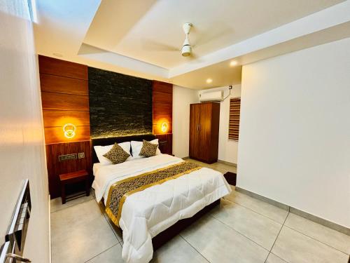 a bedroom with a large bed in a room at Silverstone Inn in Nedumbassery