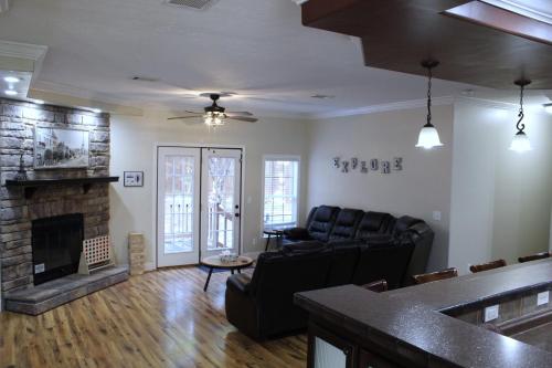 Χώρος καθιστικού στο The Den - Family friendly, Close to Fiesta Texas, SeaWorld, Riverwalk and more