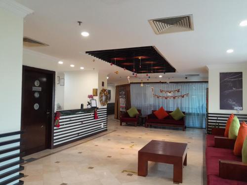 uma sala de estar com dois sofás e uma mesa em StayInn Getway MyHome Private Hotel-style Apartment em Kuching