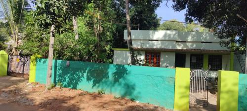 dom z zielonym i żółtym płotem w obiekcie Beun Residency w mieście Nagarkoil