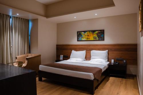 Hotel The Shiv Regency tesisinde bir odada yatak veya yataklar