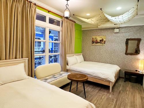 Habitación de hotel con 2 camas y ventana en Dot Minsu, en Wujie