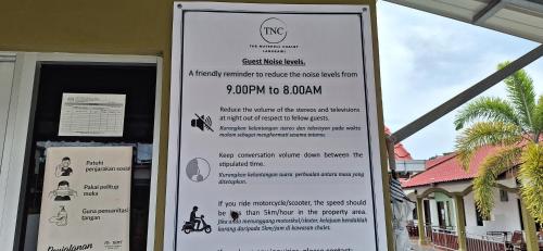 The Nutshell Chalet Langkawi في بانتايْ سينانج: علامة أمام المبنى