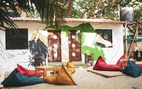 亞蘭博的住宿－12 Monks Hostel，前面有色彩缤纷的枕头的房子