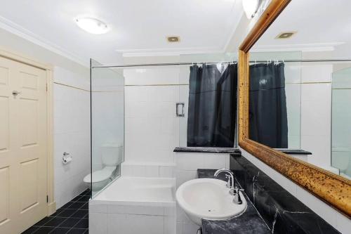 W łazience znajduje się umywalka i lustro. w obiekcie Rendezvous Hotel-like City View 1b1b Apt in CBD w mieście Brisbane
