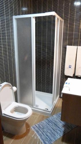 ミランデラにあるCasas de Campo da Quinta Entre Riosのバスルーム(シャワー、トイレ、シンク付)
