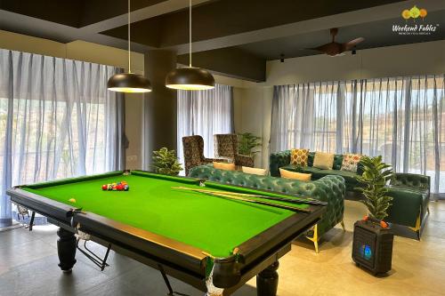 Biliár nebo kulečník v ubytování Weekend Fables - Panache - Villa in Igatpuri