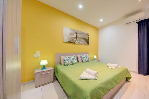 Una cama o camas en una habitación de Sapphire Residences - Apartments & Penthouse In Central Sliema By Shortletsmalta