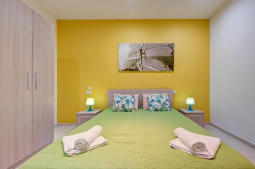 Una cama o camas en una habitación de Sapphire Residences - Apartments & Penthouse In Central Sliema By Shortletsmalta