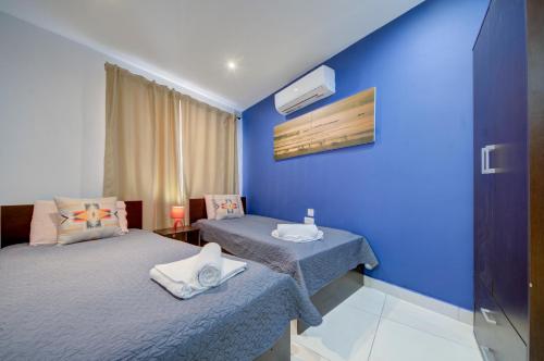 Una cama o camas en una habitación de Sapphire Residences - Apartments & Penthouse In Central Sliema By Shortletsmalta